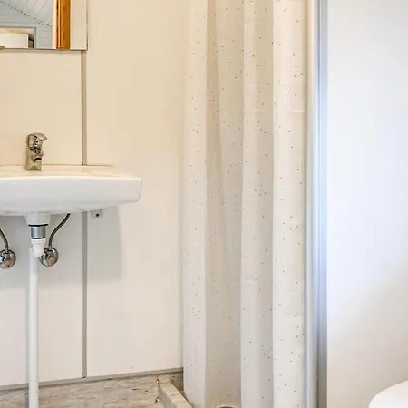 1 Bedroom Beautiful In Σπίτι διακοπών *